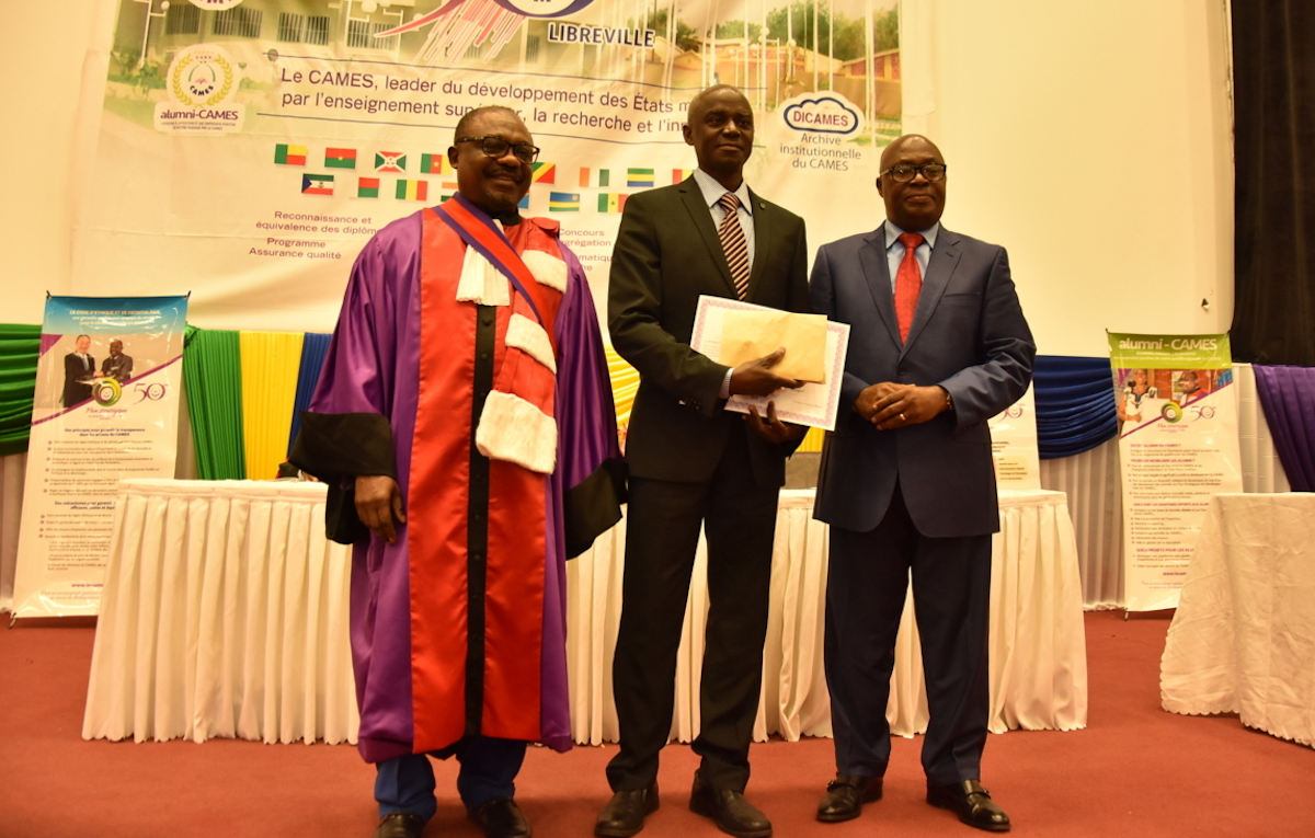Le lauréat a reçu son prix des mains de Jean De Dieu Moukagni-Iwangou, Ministre d’État en charge de l’Enseignement Supérieur et de la Recherche Scientifique du Gabon (à droite) et de Bertand Mbatchi, secrétaire général du CAMES (à gauche)